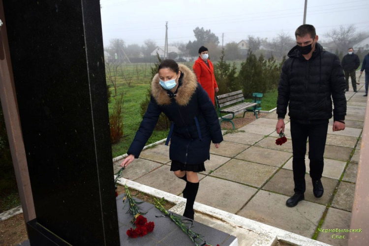 В Раздольненском районе состоялось возложение цветов к Памятному знаку ликвидаторам последствий аварии на ЧАЭС