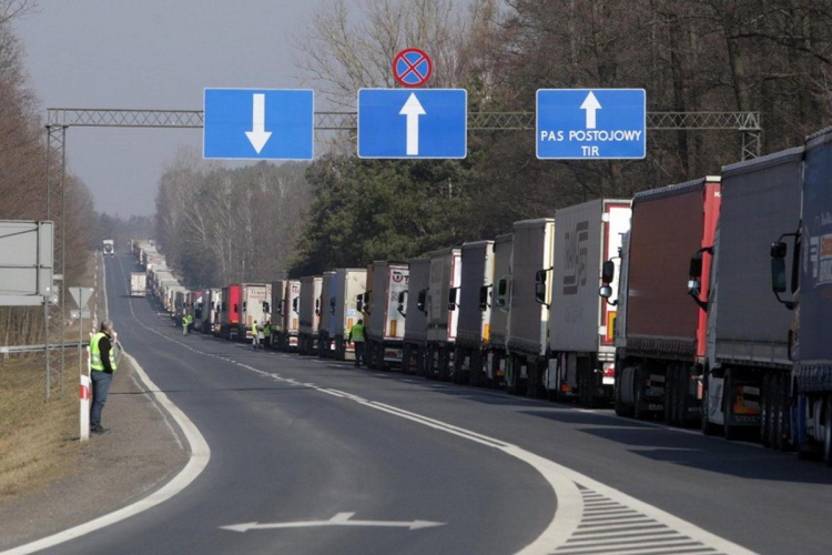 На границе Польши с Украиной и Белоруссией образовались очереди грузовиков
